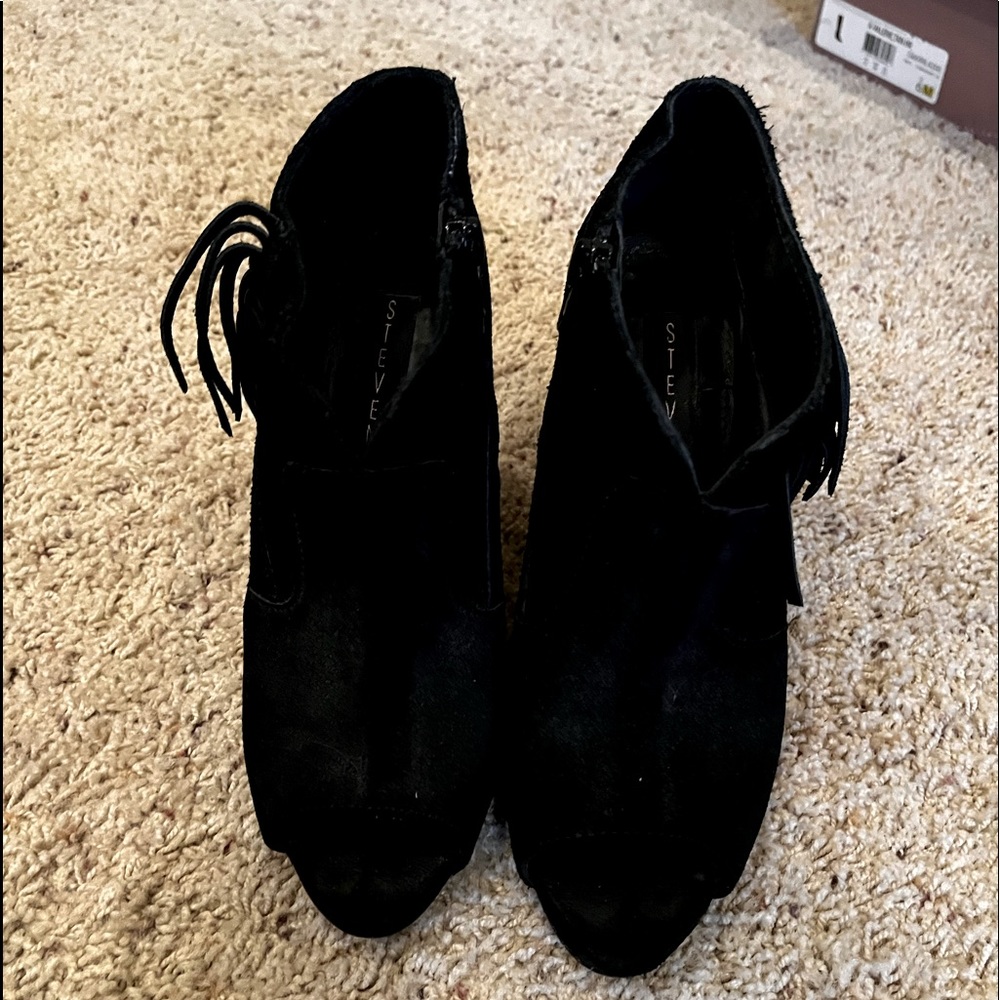 Very Cute! Steven by Steve Madden Samaraa black, suede peep toe booties. Size 5.